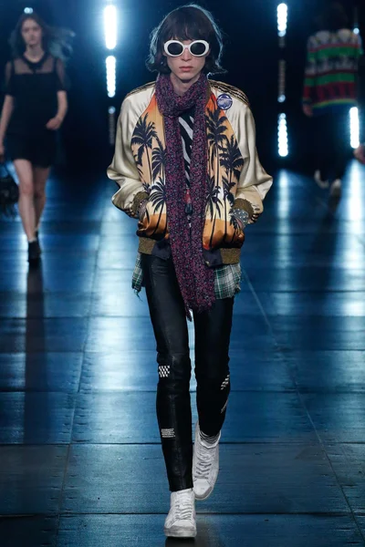 Look 16